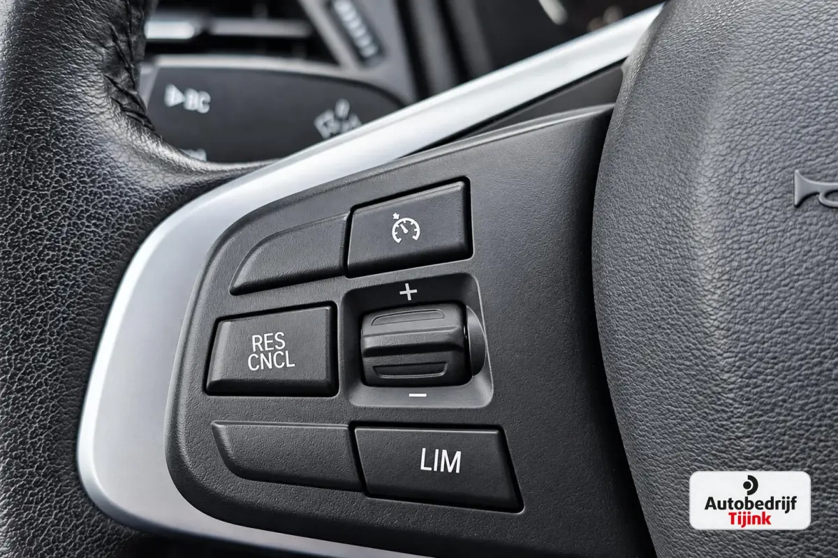 218i Business Edition | Automaat | LED | Trekhaak | Stoelverwarming | PDC | Elek. achterklep | HUD | Navi |