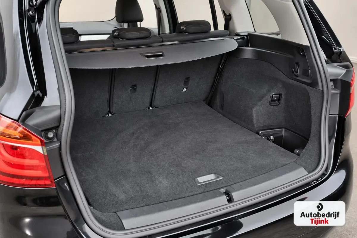 218i Business Edition | Automaat | LED | Trekhaak | Stoelverwarming | PDC | Elek. achterklep | HUD | Navi |