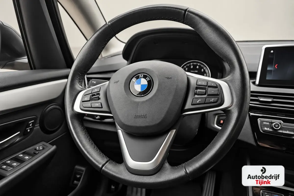 218i Business Edition | Automaat | LED | Trekhaak | Stoelverwarming | PDC | Elek. achterklep | HUD | Navi |