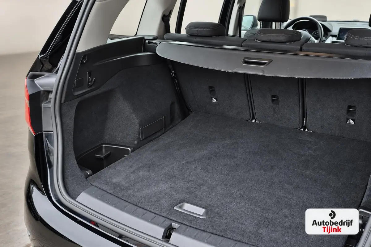 218i Business Edition | Automaat | LED | Trekhaak | Stoelverwarming | PDC | Elek. achterklep | HUD | Navi |