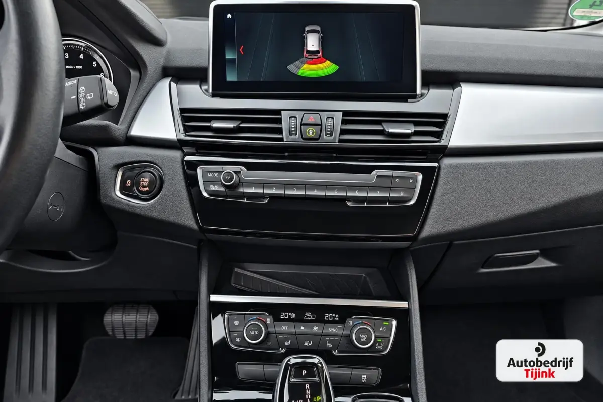 218i Business Edition | Automaat | LED | Trekhaak | Stoelverwarming | PDC | Elek. achterklep | HUD | Navi |