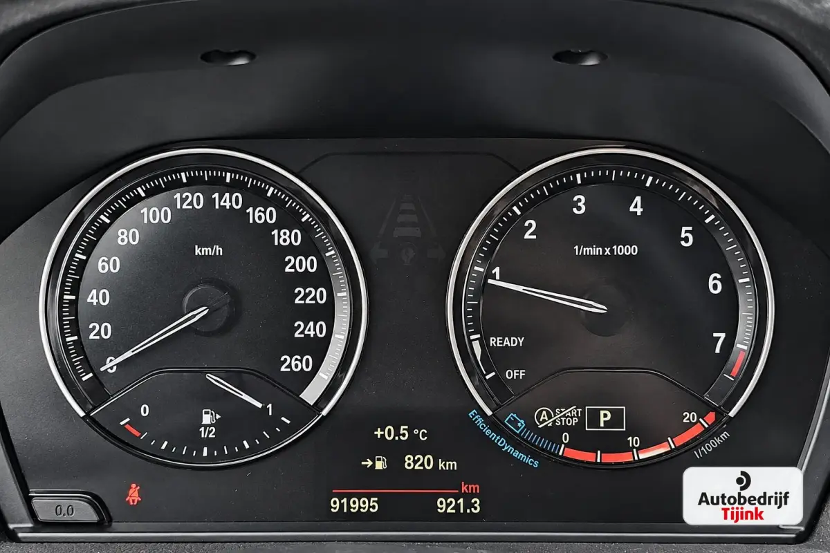 218i Business Edition | Automaat | LED | Trekhaak | Stoelverwarming | PDC | Elek. achterklep | HUD | Navi |
