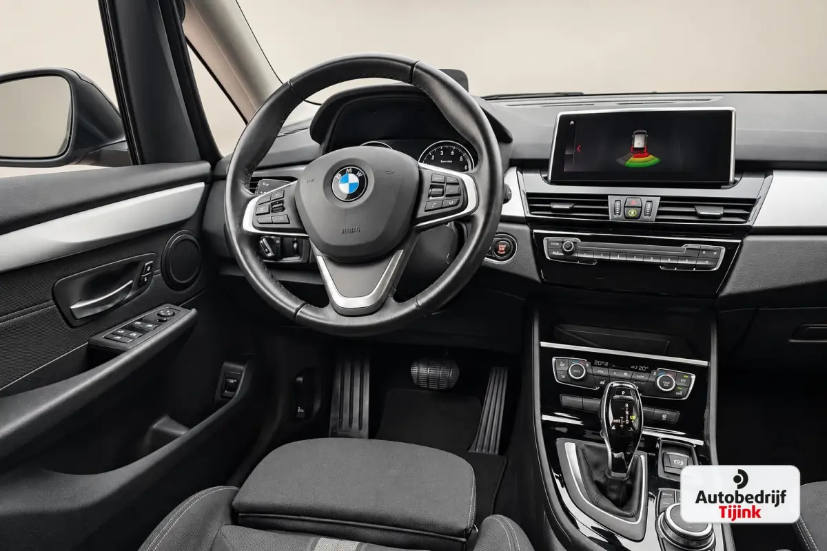 218i Business Edition | Automaat | LED | Trekhaak | Stoelverwarming | PDC | Elek. achterklep | HUD | Navi |