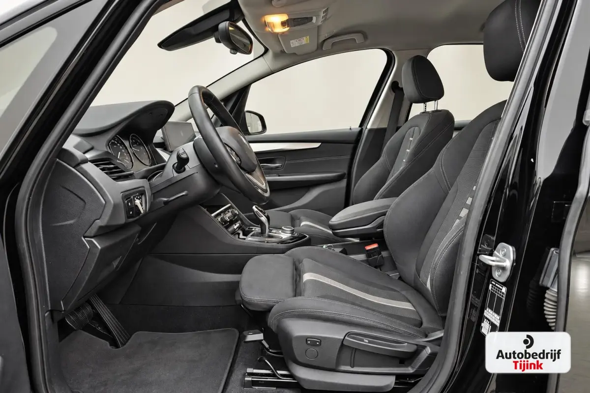 218i Business Edition | Automaat | LED | Trekhaak | Stoelverwarming | PDC | Elek. achterklep | HUD | Navi |