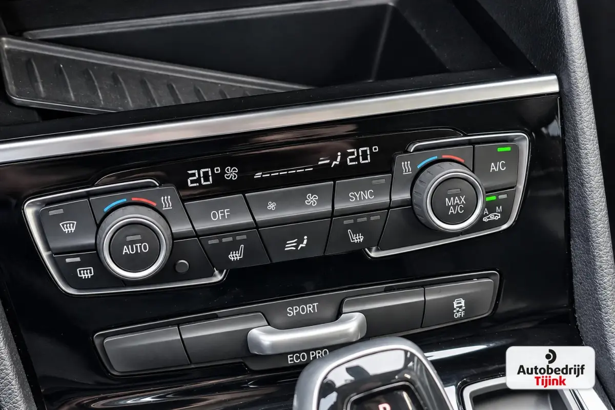 218i Business Edition | Automaat | LED | Trekhaak | Stoelverwarming | PDC | Elek. achterklep | HUD | Navi |