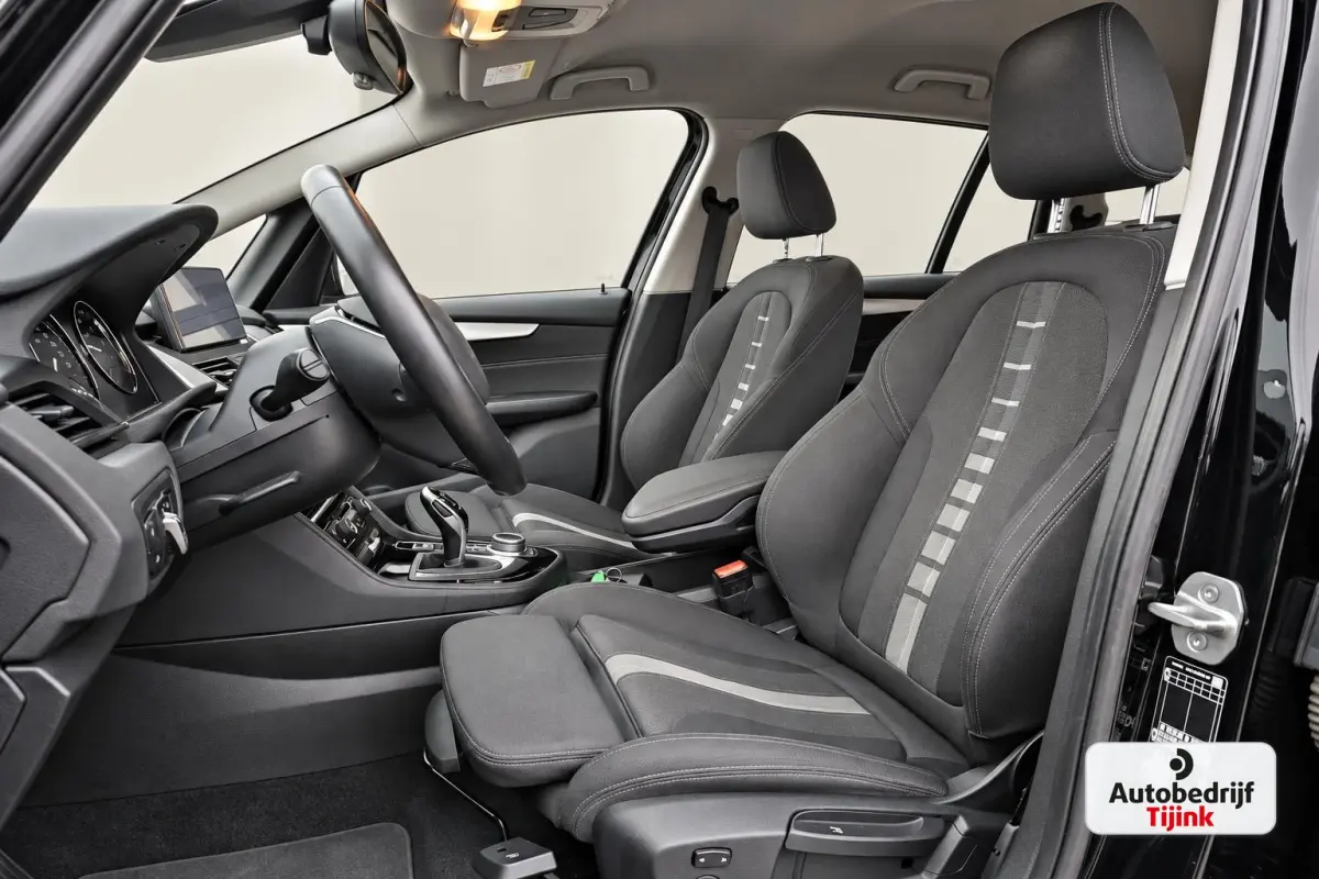 218i Business Edition | Automaat | LED | Trekhaak | Stoelverwarming | PDC | Elek. achterklep | HUD | Navi |