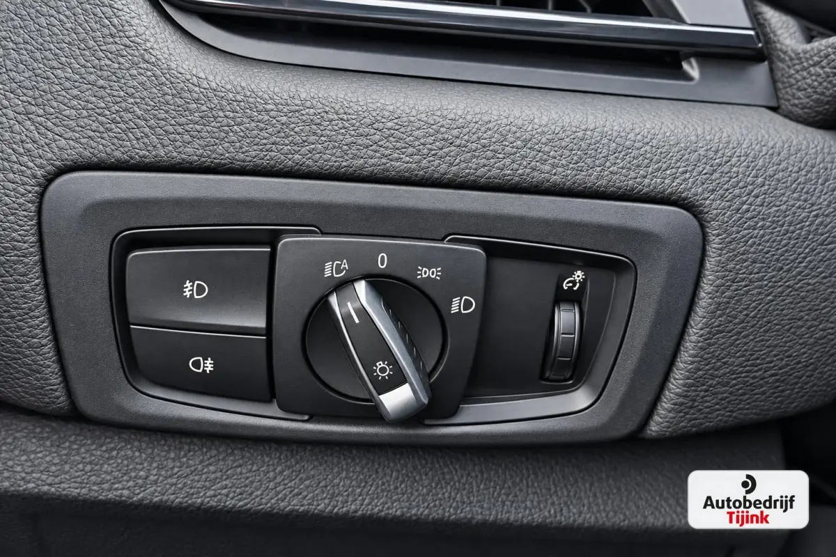 218i Business Edition | Automaat | LED | Trekhaak | Stoelverwarming | PDC | Elek. achterklep | HUD | Navi |