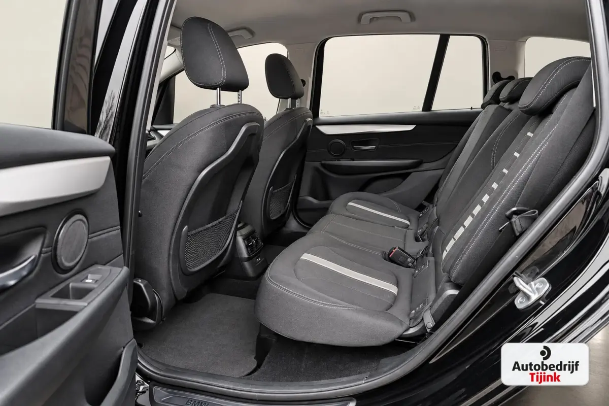 218i Business Edition | Automaat | LED | Trekhaak | Stoelverwarming | PDC | Elek. achterklep | HUD | Navi |