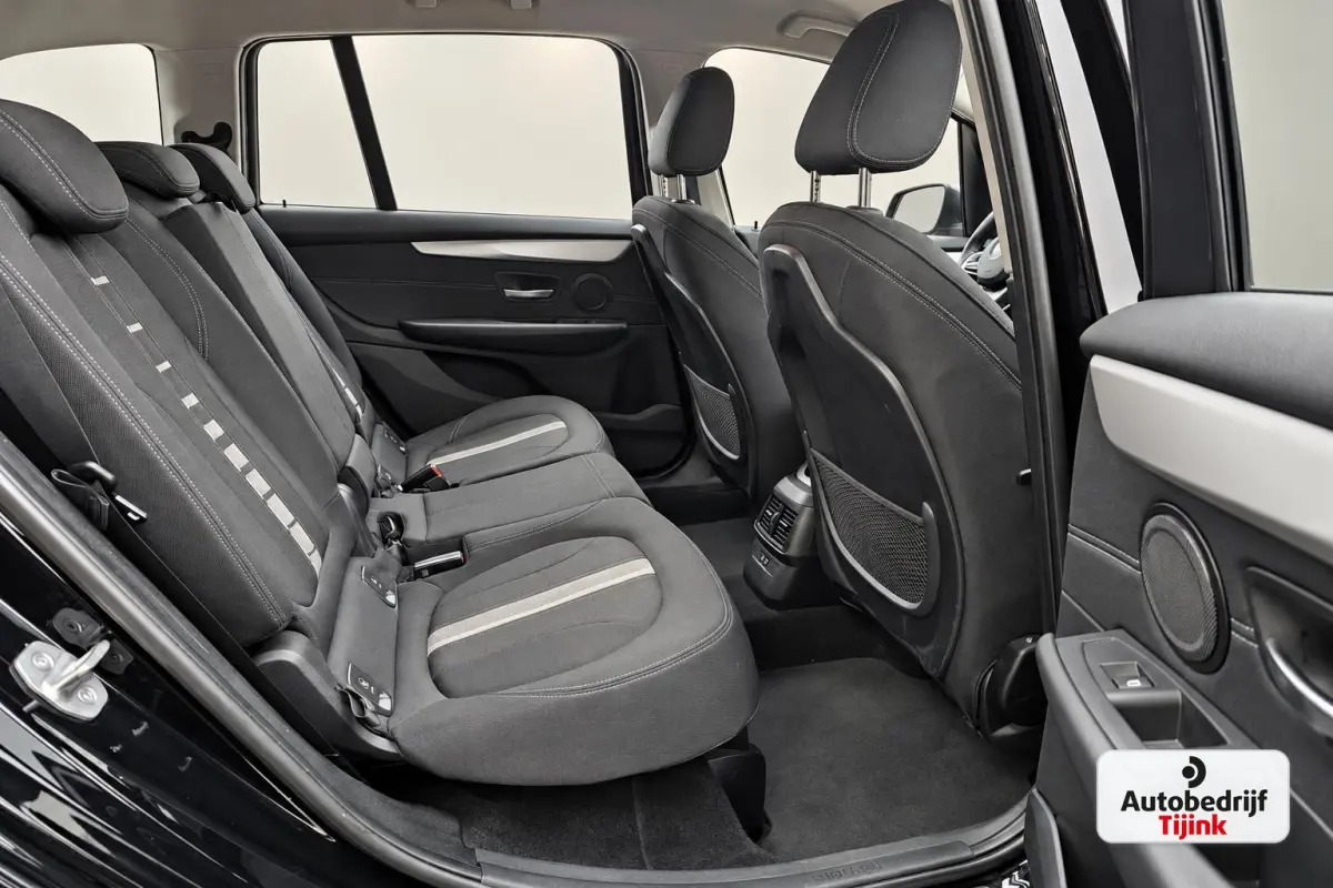 218i Business Edition | Automaat | LED | Trekhaak | Stoelverwarming | PDC | Elek. achterklep | HUD | Navi |