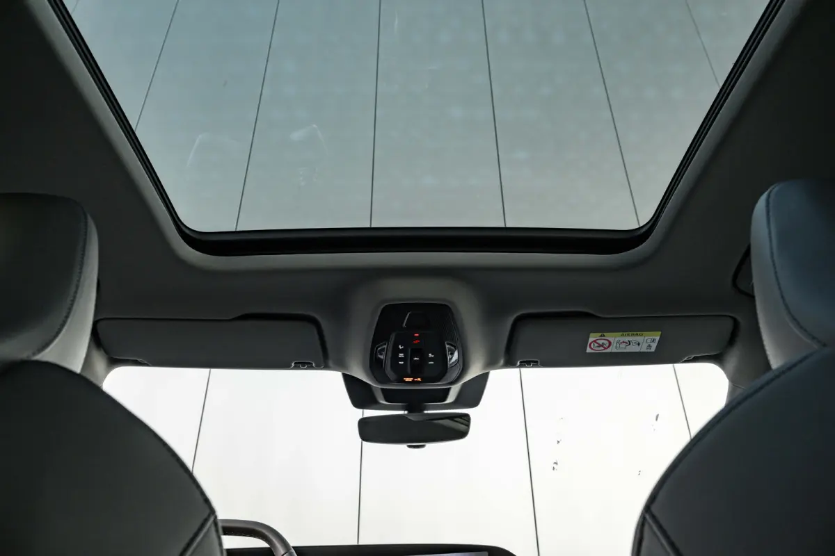 Advanced edition | Adaptive air suspension | Adaptive cruise control | Audi sound system