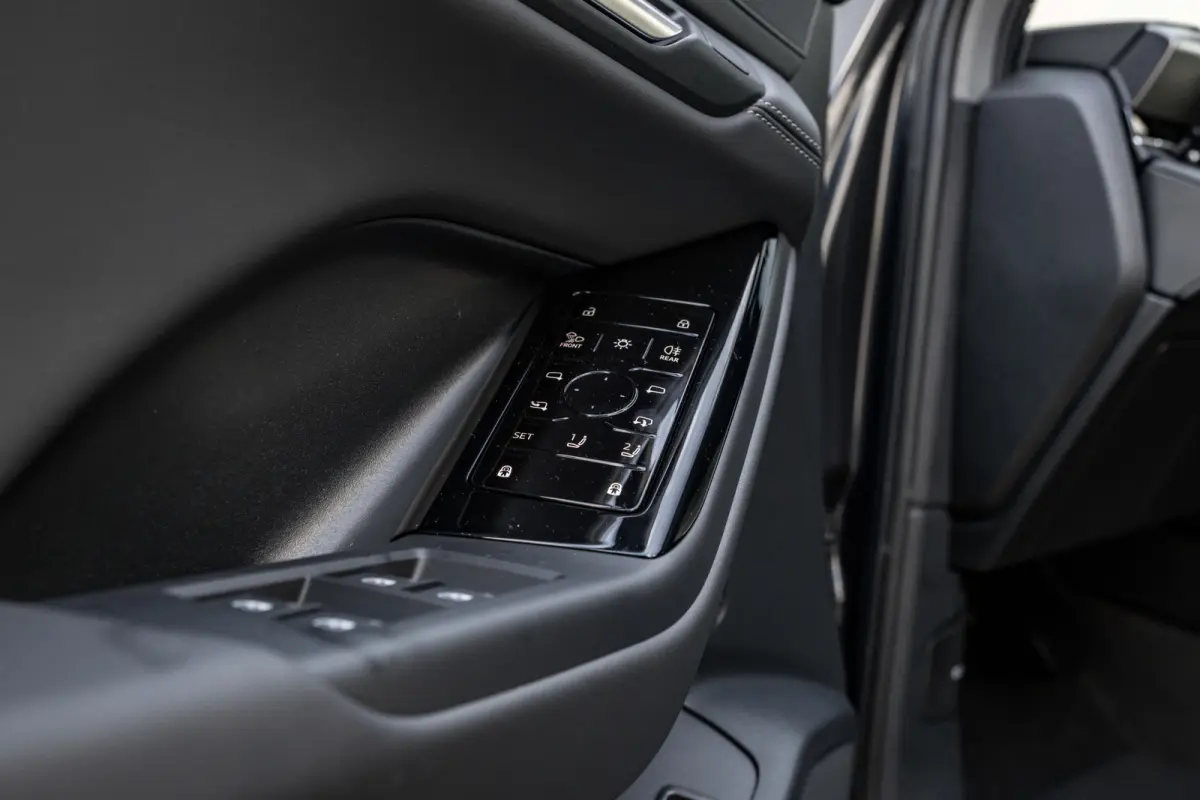 Advanced edition | Adaptive air suspension | Adaptive cruise control | Audi sound system