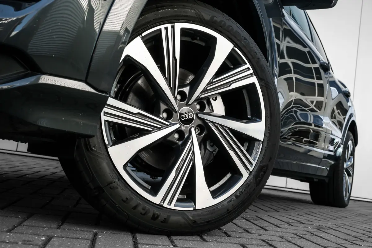 Advanced edition | Adaptive air suspension | Adaptive cruise control | Audi sound system