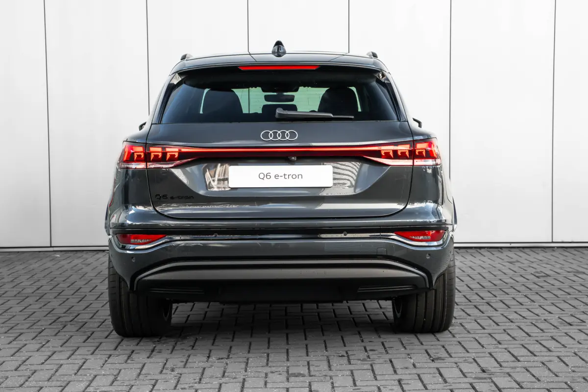 Advanced edition | Adaptive air suspension | Adaptive cruise control | Audi sound system