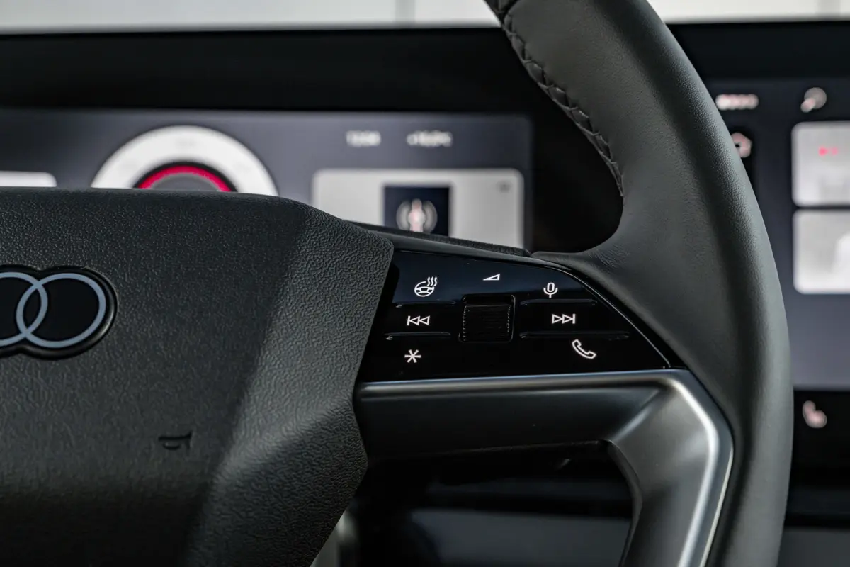 Advanced edition | Adaptive air suspension | Adaptive cruise control | Audi sound system