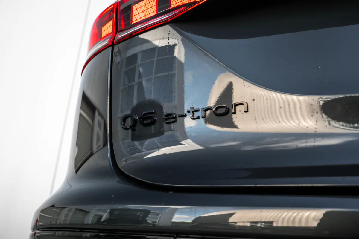 Advanced edition | Adaptive air suspension | Adaptive cruise control | Audi sound system