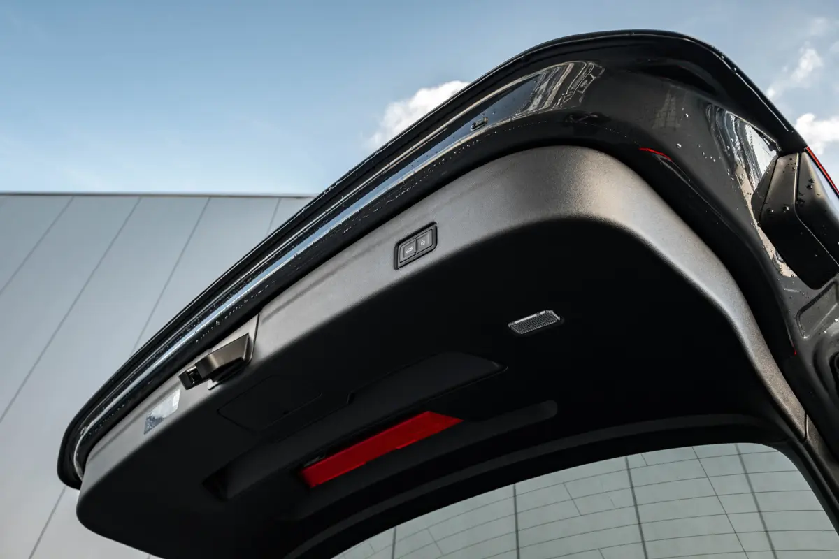 Advanced edition | Adaptive air suspension | Adaptive cruise control | Audi sound system