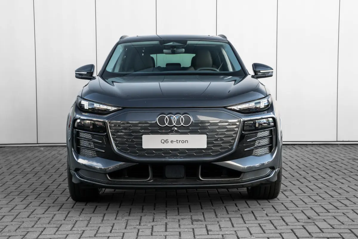Advanced edition | Adaptive air suspension | Adaptive cruise control | Audi sound system