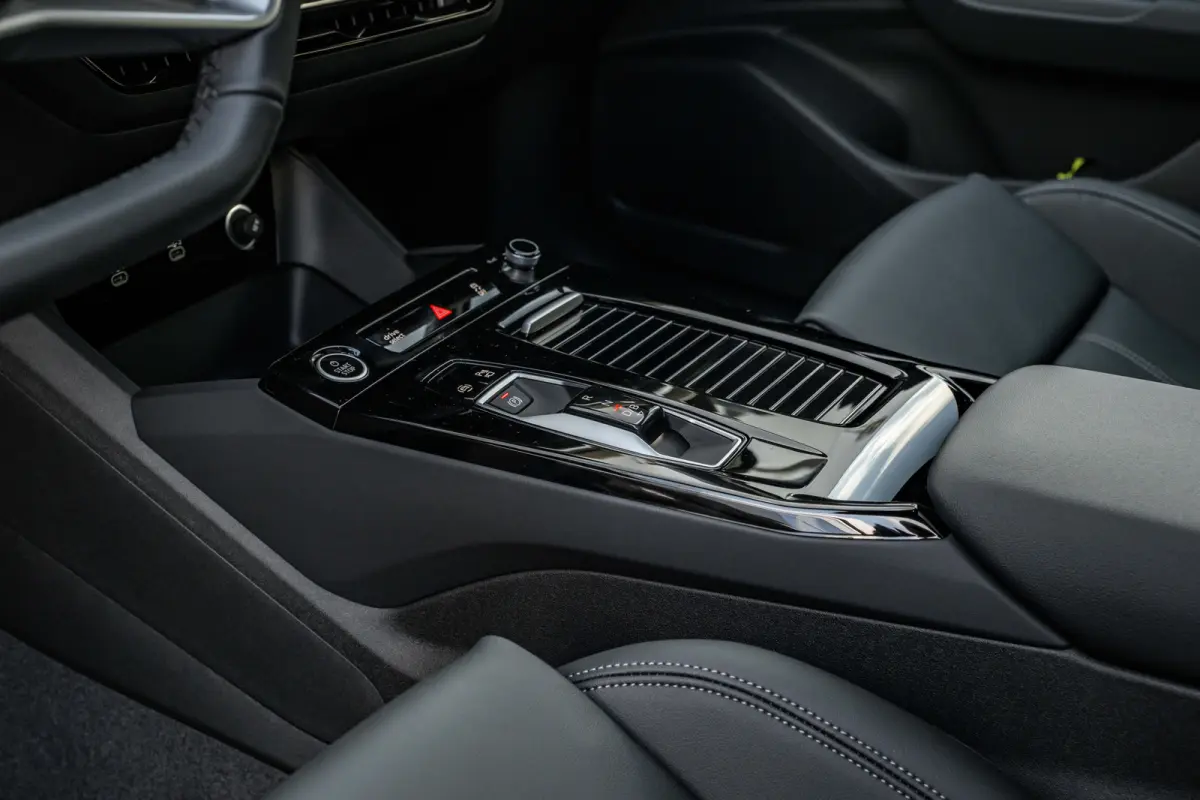 Advanced edition | Adaptive air suspension | Adaptive cruise control | Audi sound system