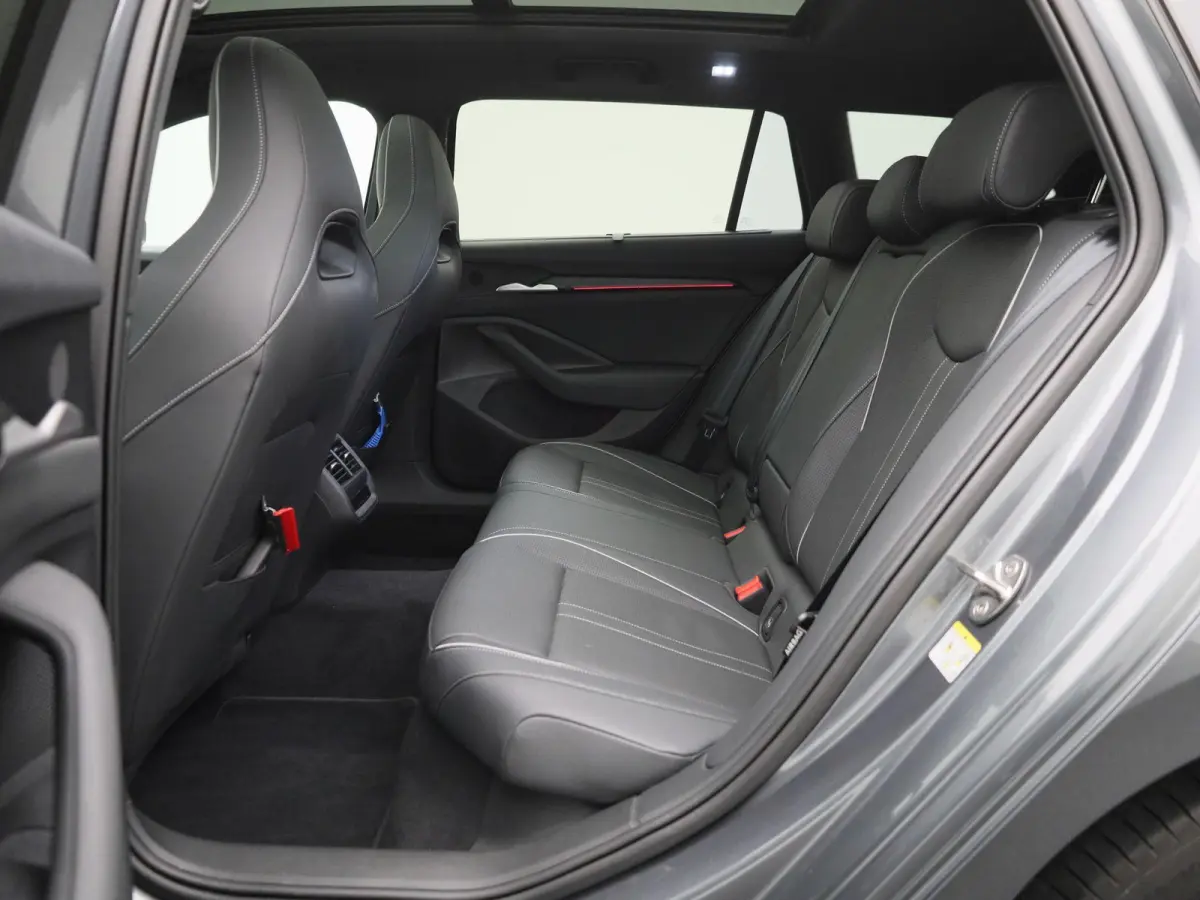 1.5 TSI PHEV Sportline Business 204 PK| Panoramadak | Trekhaak | 19 Inch Velgen | Canton Audio | Navigatie