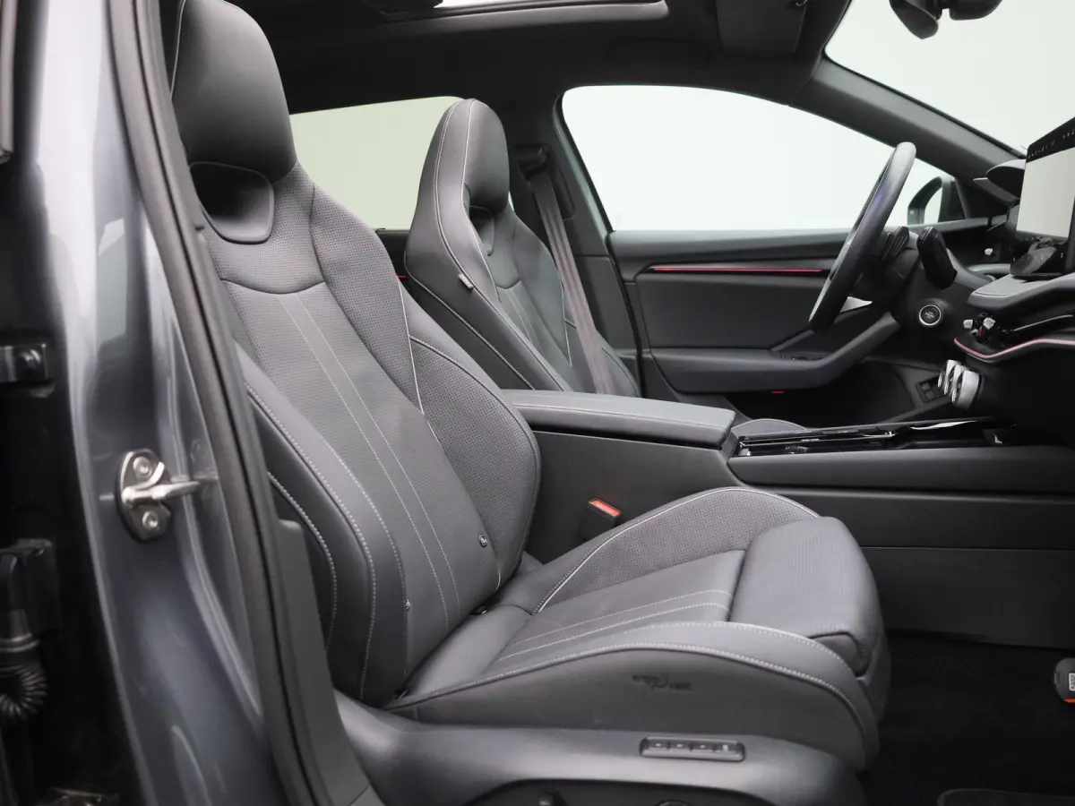 1.5 TSI PHEV Sportline Business 204 PK| Panoramadak | Trekhaak | 19 Inch Velgen | Canton Audio | Navigatie