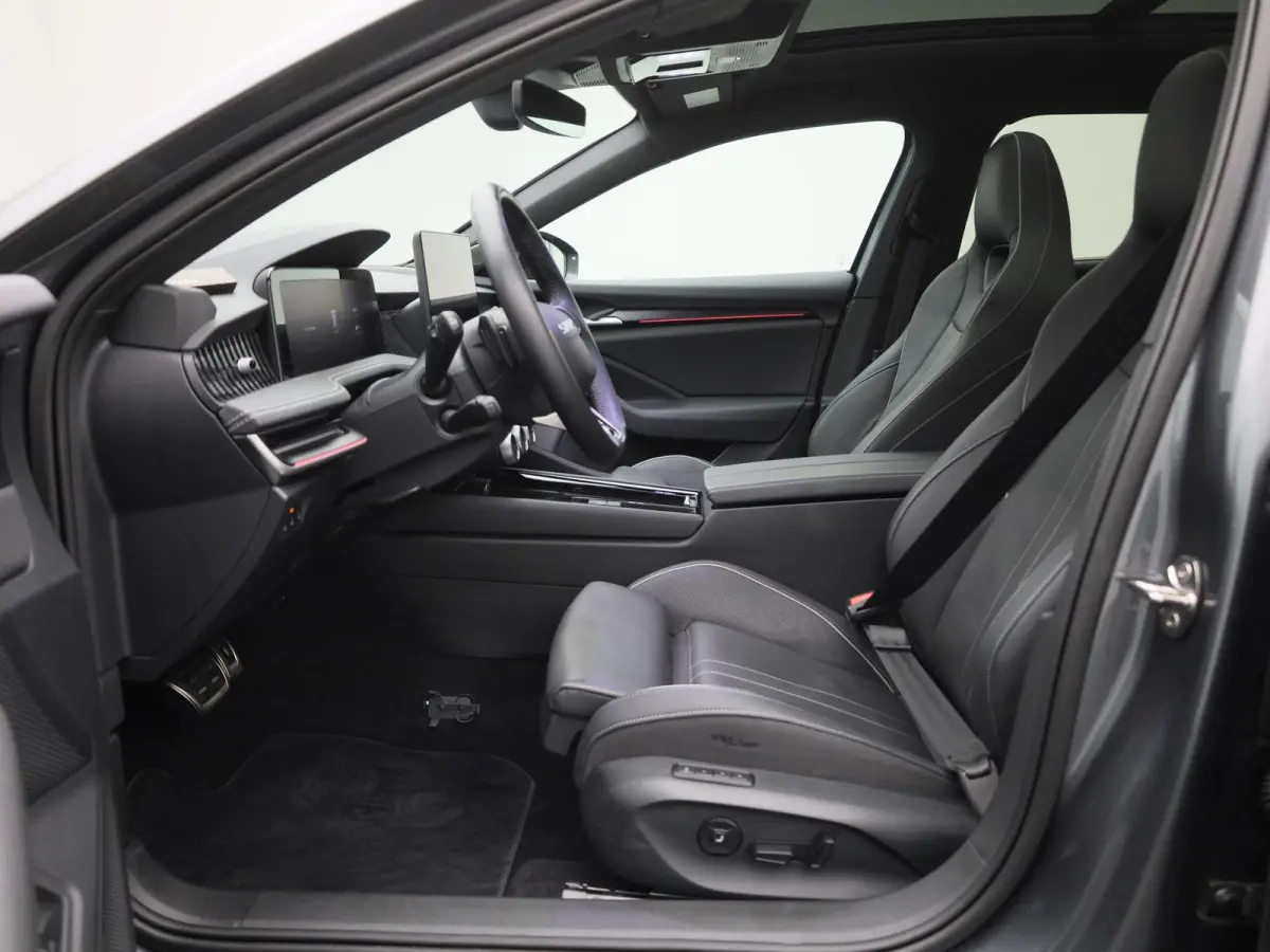 1.5 TSI PHEV Sportline Business 204 PK| Panoramadak | Trekhaak | 19 Inch Velgen | Canton Audio | Navigatie