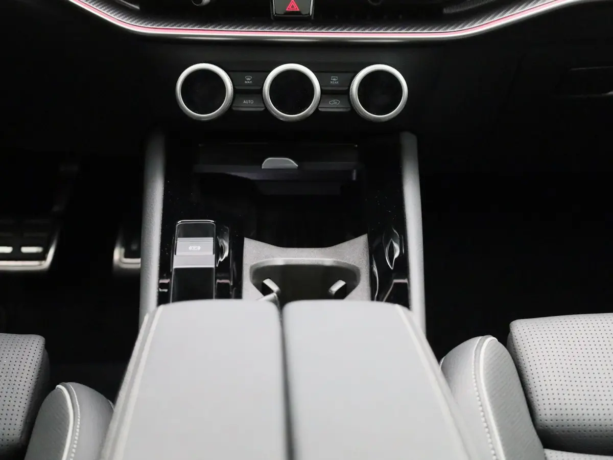 1.5 TSI PHEV Sportline Business 204 PK| Panoramadak | Trekhaak | 19 Inch Velgen | Canton Audio | Navigatie