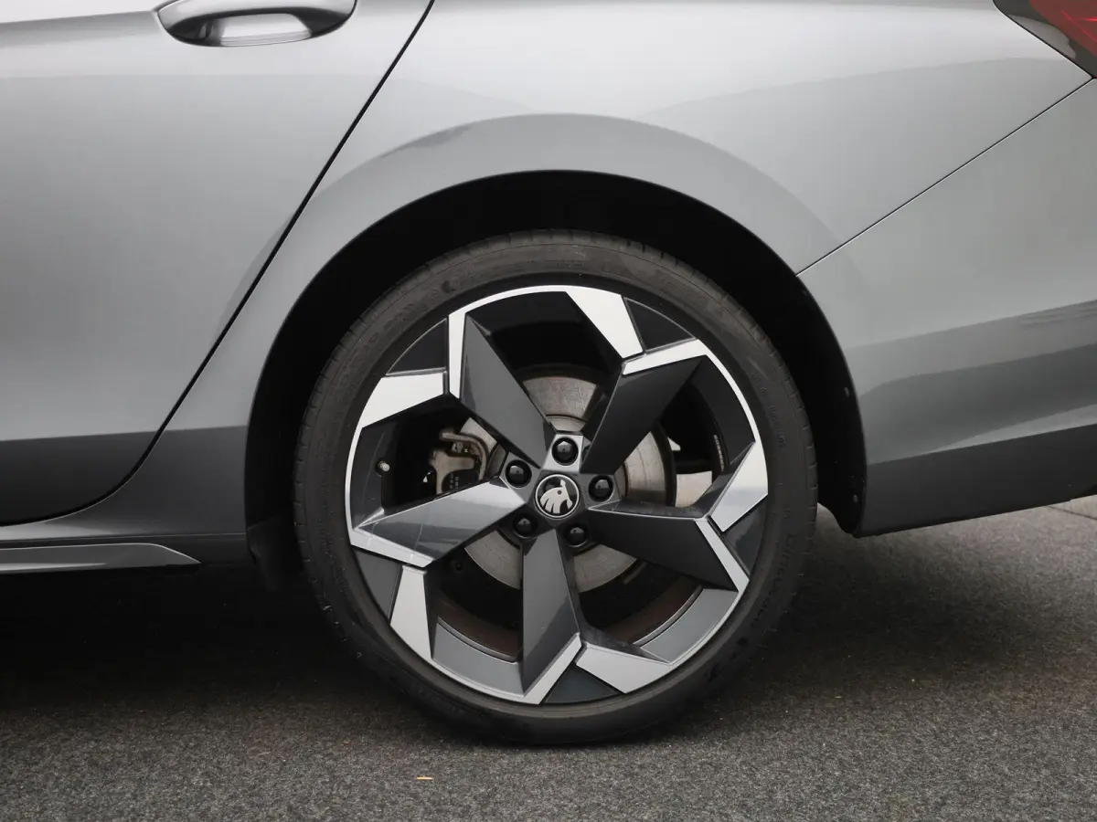 1.5 TSI PHEV Sportline Business 204 PK| Panoramadak | Trekhaak | 19 Inch Velgen | Canton Audio | Navigatie