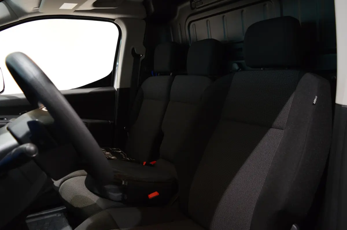 136 L1 50 kWh - NIEUW UIT VOORRAAD LEVERBAAR - DIRECT RIJDEN! - ALLSEASON BANDEN!