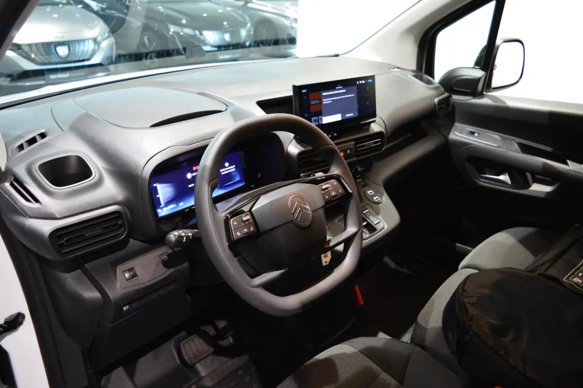 136 L1 50 kWh - NIEUW UIT VOORRAAD LEVERBAAR - DIRECT RIJDEN! - ALLSEASON BANDEN!