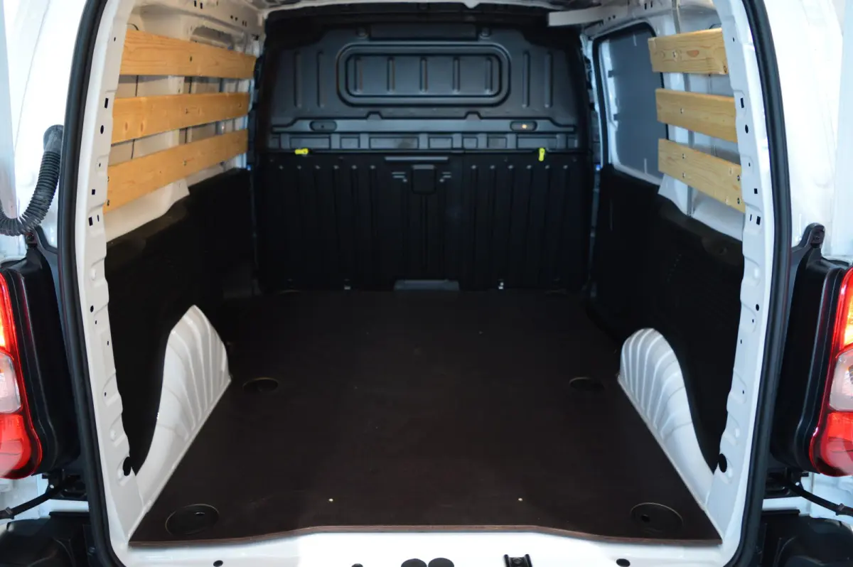 136 L1 50 kWh - NIEUW UIT VOORRAAD LEVERBAAR - DIRECT RIJDEN! - ALLSEASON BANDEN!