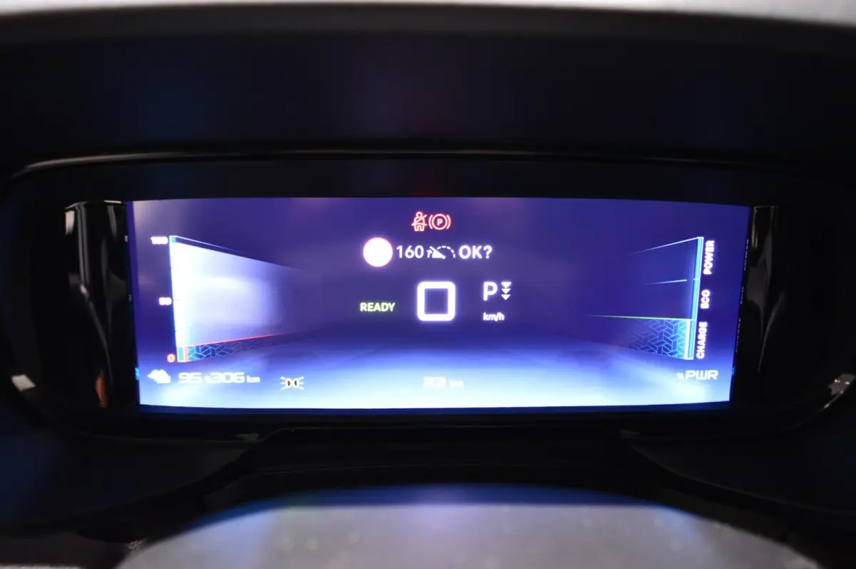 136 L1 50 kWh - NIEUW UIT VOORRAAD LEVERBAAR - DIRECT RIJDEN! - ALLSEASON BANDEN!