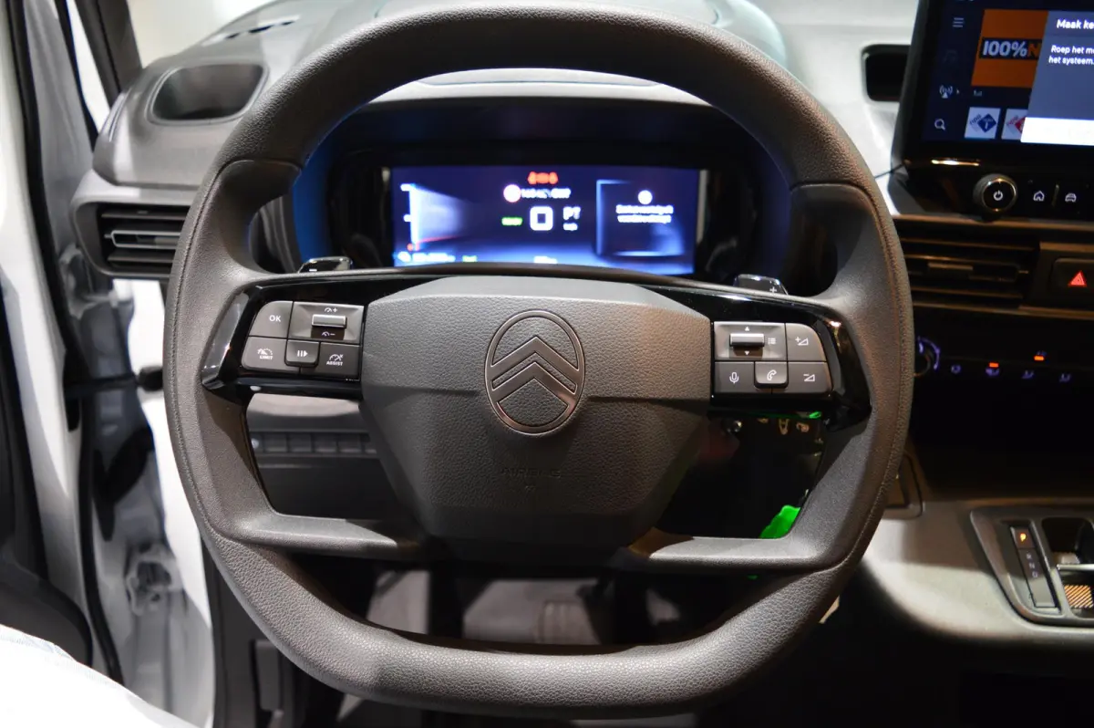 136 L1 50 kWh - NIEUW UIT VOORRAAD LEVERBAAR - DIRECT RIJDEN! - ALLSEASON BANDEN!