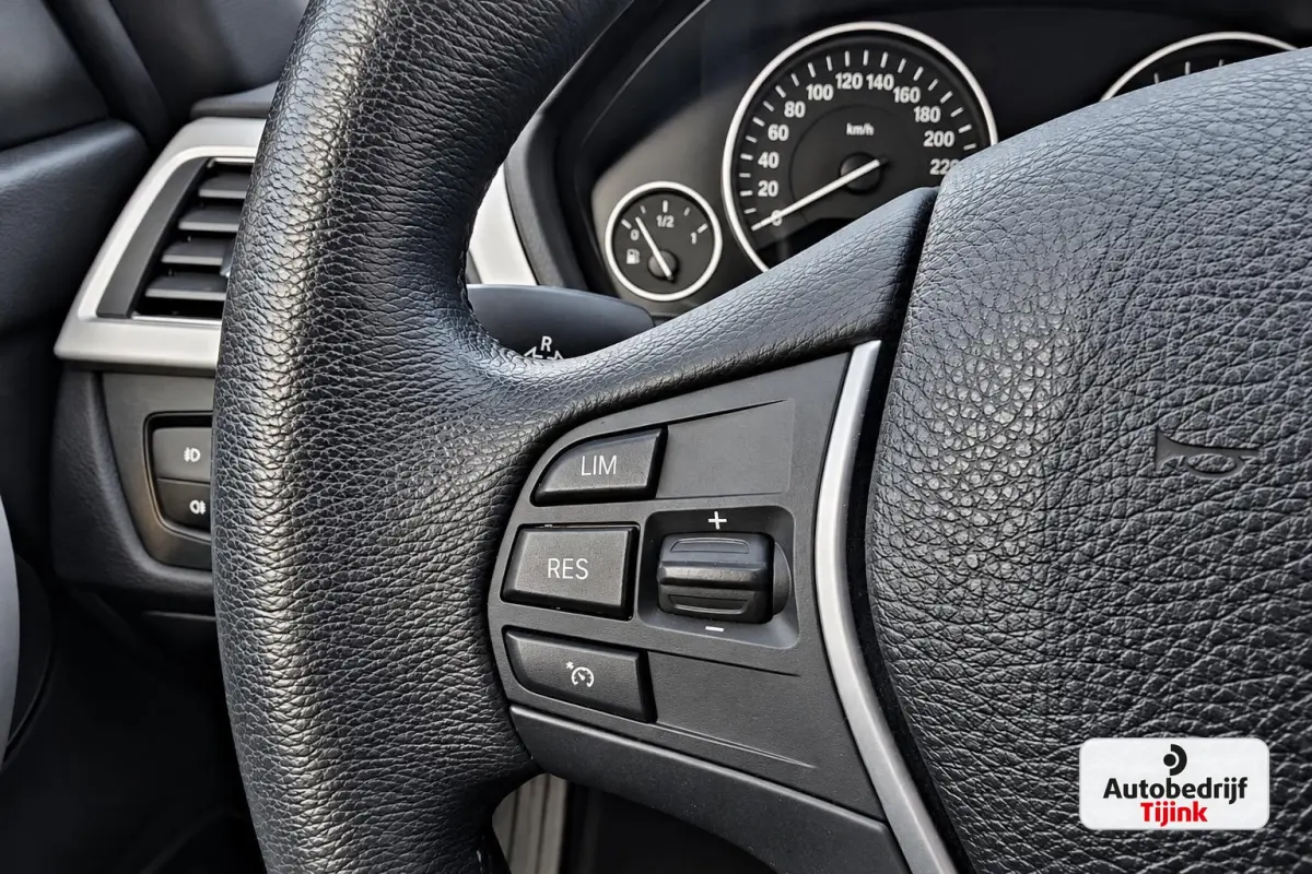 320i Centennial High Executive | Automaat | Navi | Stoelverwarming | LED | Cruise | PDC |