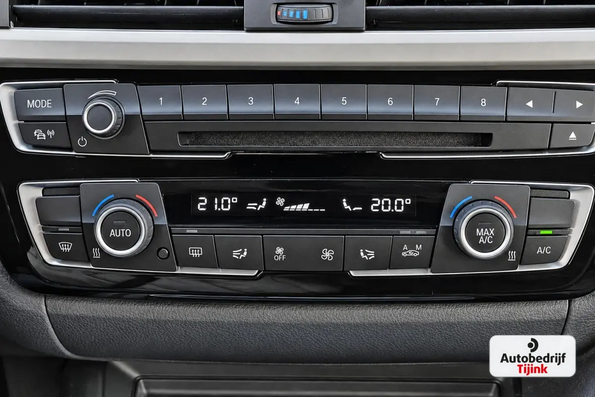 320i Centennial High Executive | Automaat | Navi | Stoelverwarming | LED | Cruise | PDC |