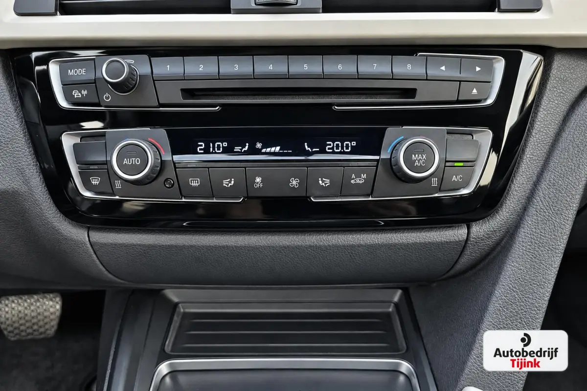 320i Centennial High Executive | Automaat | Navi | Stoelverwarming | LED | Cruise | PDC |