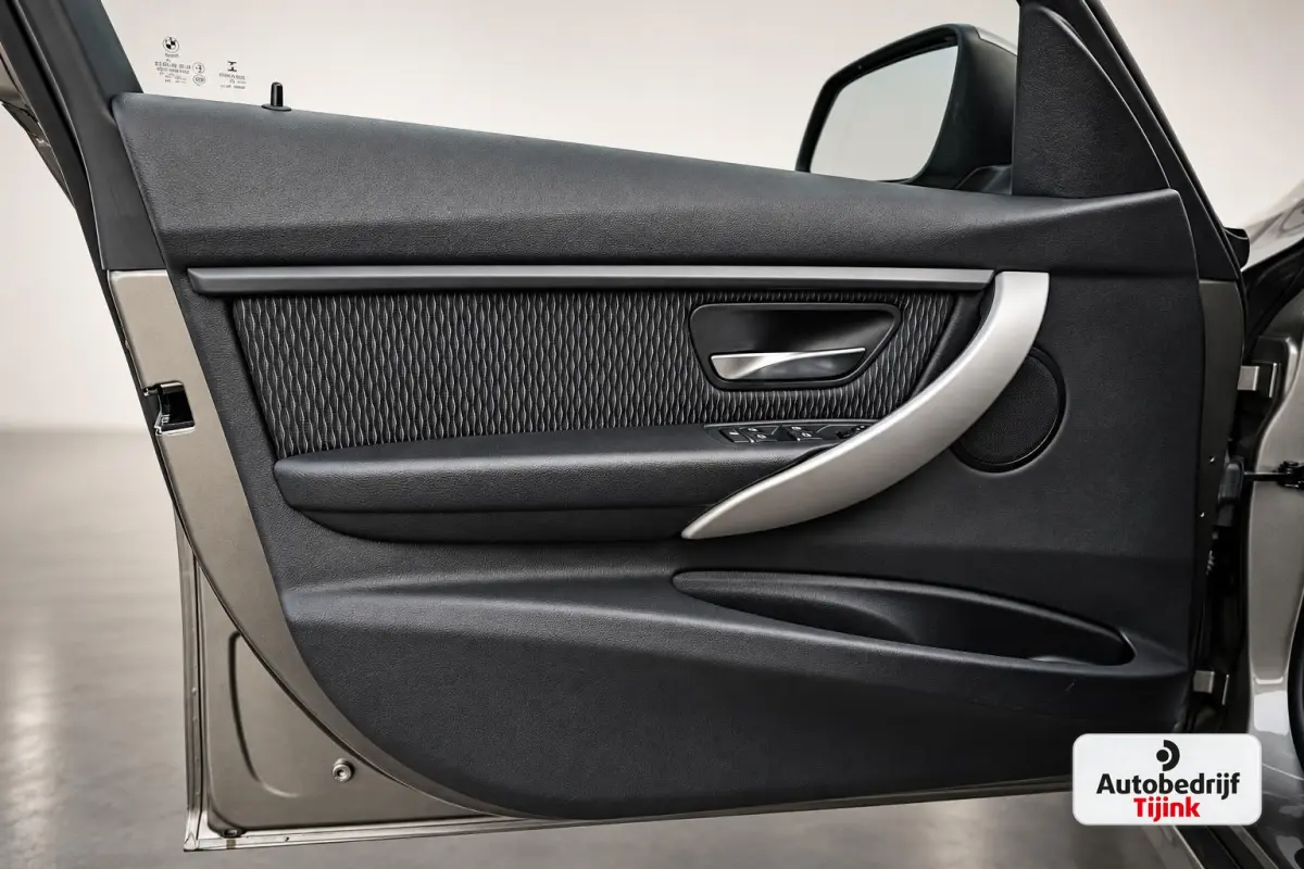 320i Centennial High Executive | Automaat | Navi | Stoelverwarming | LED | Cruise | PDC |