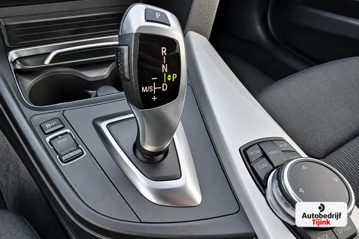 320i Centennial High Executive | Automaat | Navi | Stoelverwarming | LED | Cruise | PDC |