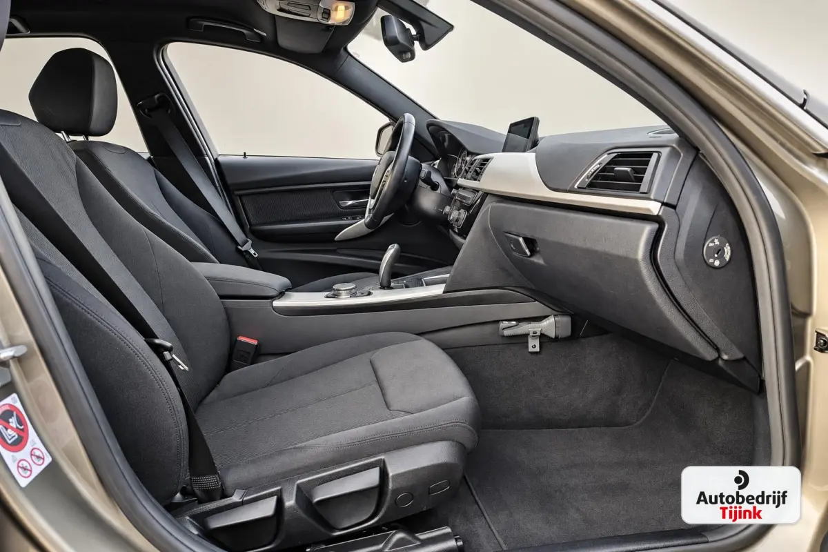 320i Centennial High Executive | Automaat | Navi | Stoelverwarming | LED | Cruise | PDC |