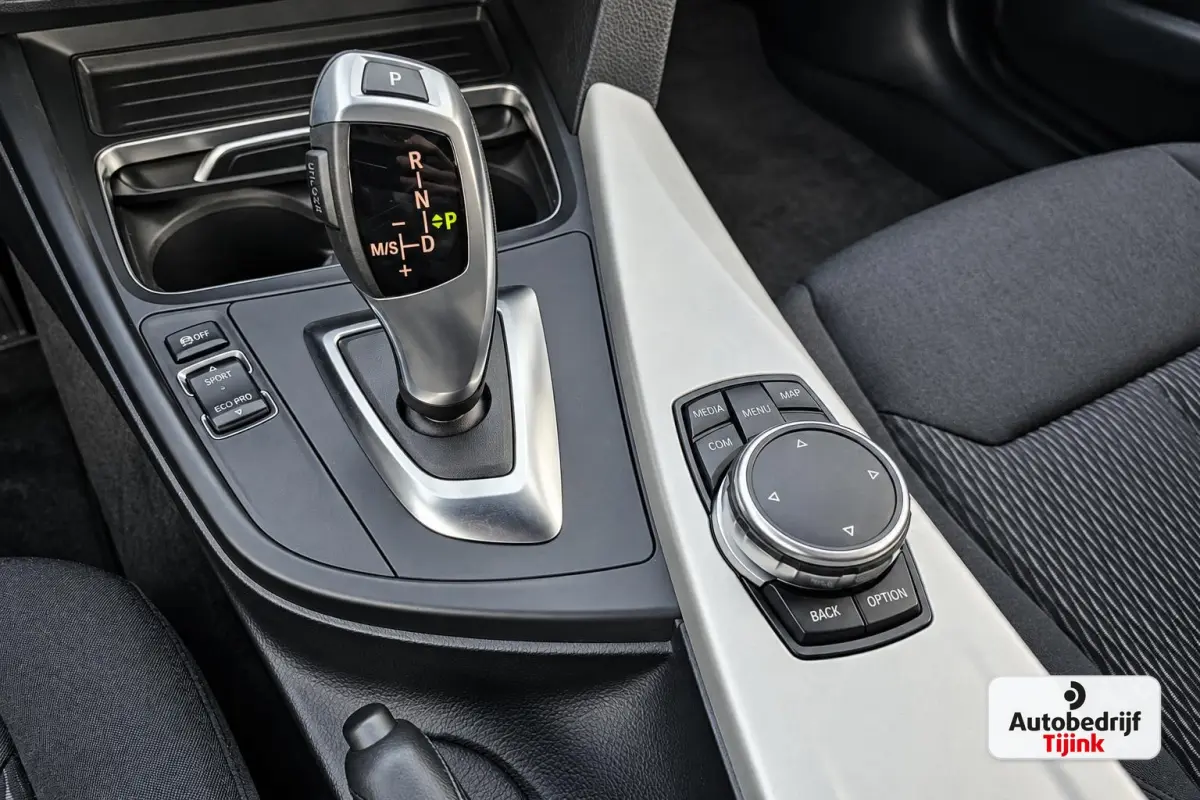 320i Centennial High Executive | Automaat | Navi | Stoelverwarming | LED | Cruise | PDC |