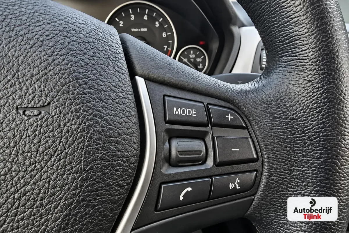 320i Centennial High Executive | Automaat | Navi | Stoelverwarming | LED | Cruise | PDC |