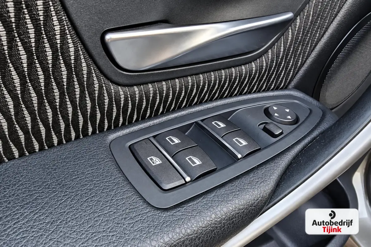 320i Centennial High Executive | Automaat | Navi | Stoelverwarming | LED | Cruise | PDC |