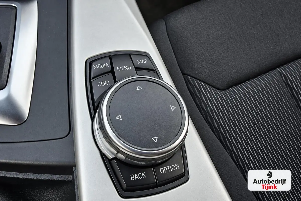 320i Centennial High Executive | Automaat | Navi | Stoelverwarming | LED | Cruise | PDC |