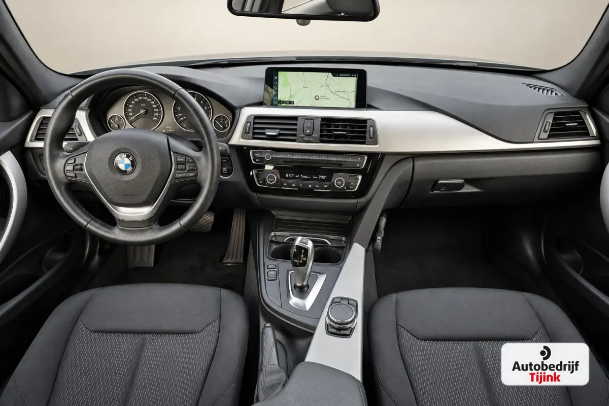 320i Centennial High Executive | Automaat | Navi | Stoelverwarming | LED | Cruise | PDC |