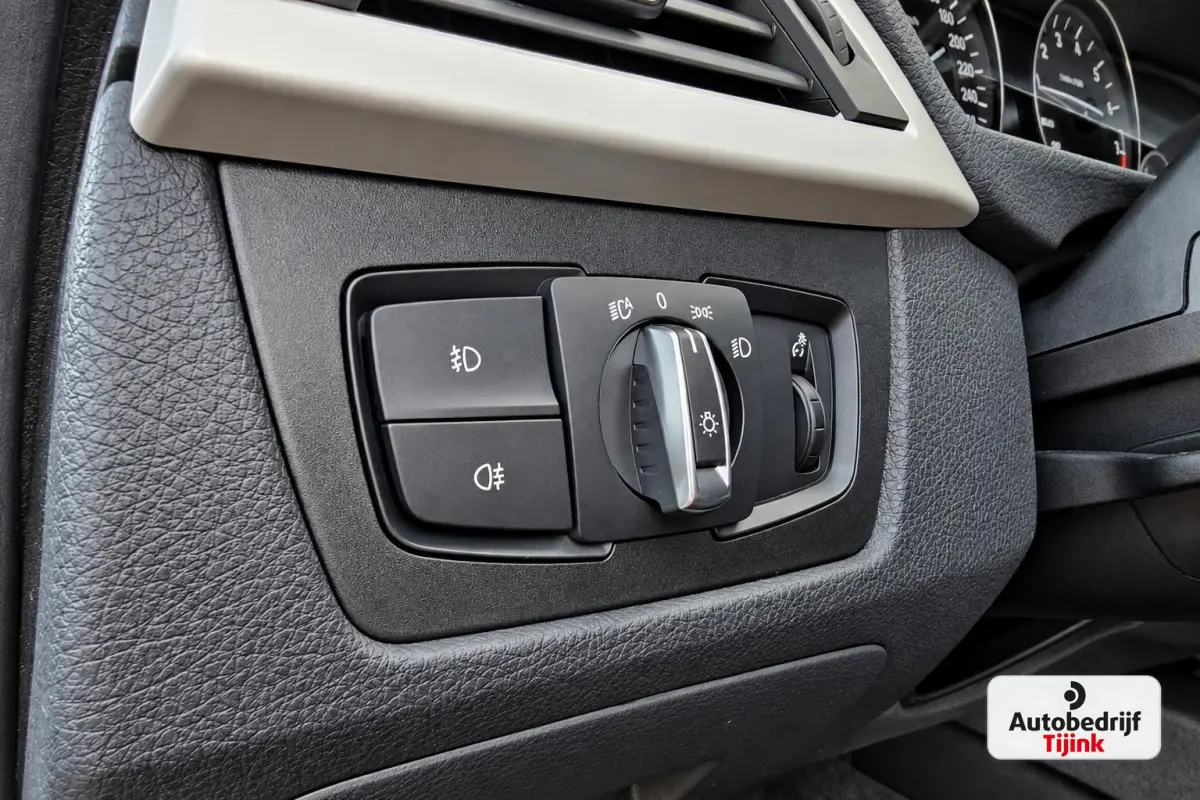320i Centennial High Executive | Automaat | Navi | Stoelverwarming | LED | Cruise | PDC |