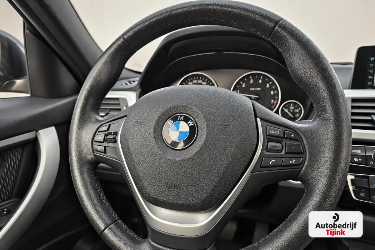 320i Centennial High Executive | Automaat | Navi | Stoelverwarming | LED | Cruise | PDC |