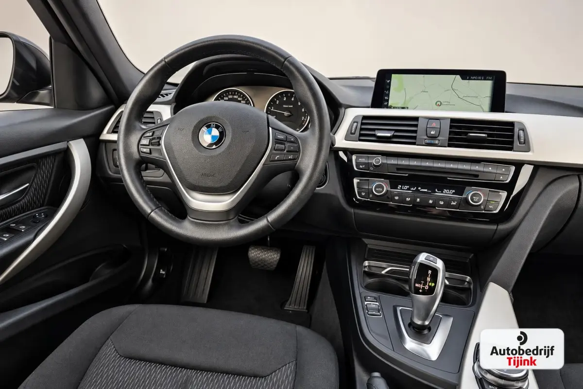 320i Centennial High Executive | Automaat | Navi | Stoelverwarming | LED | Cruise | PDC |