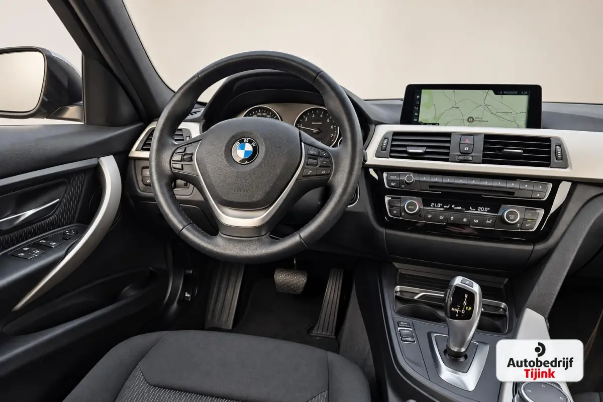 320i Centennial High Executive | Automaat | Navi | Stoelverwarming | LED | Cruise | PDC |