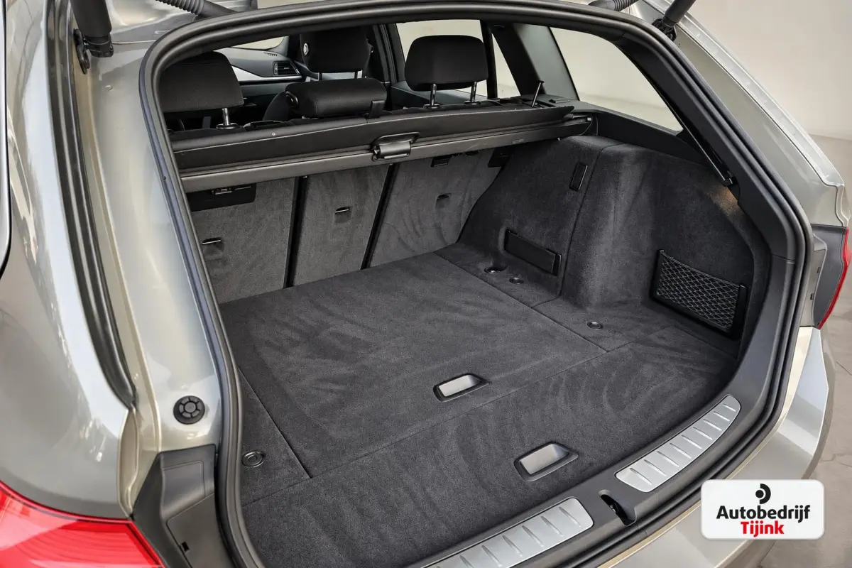 320i Centennial High Executive | Automaat | Navi | Stoelverwarming | LED | Cruise | PDC |