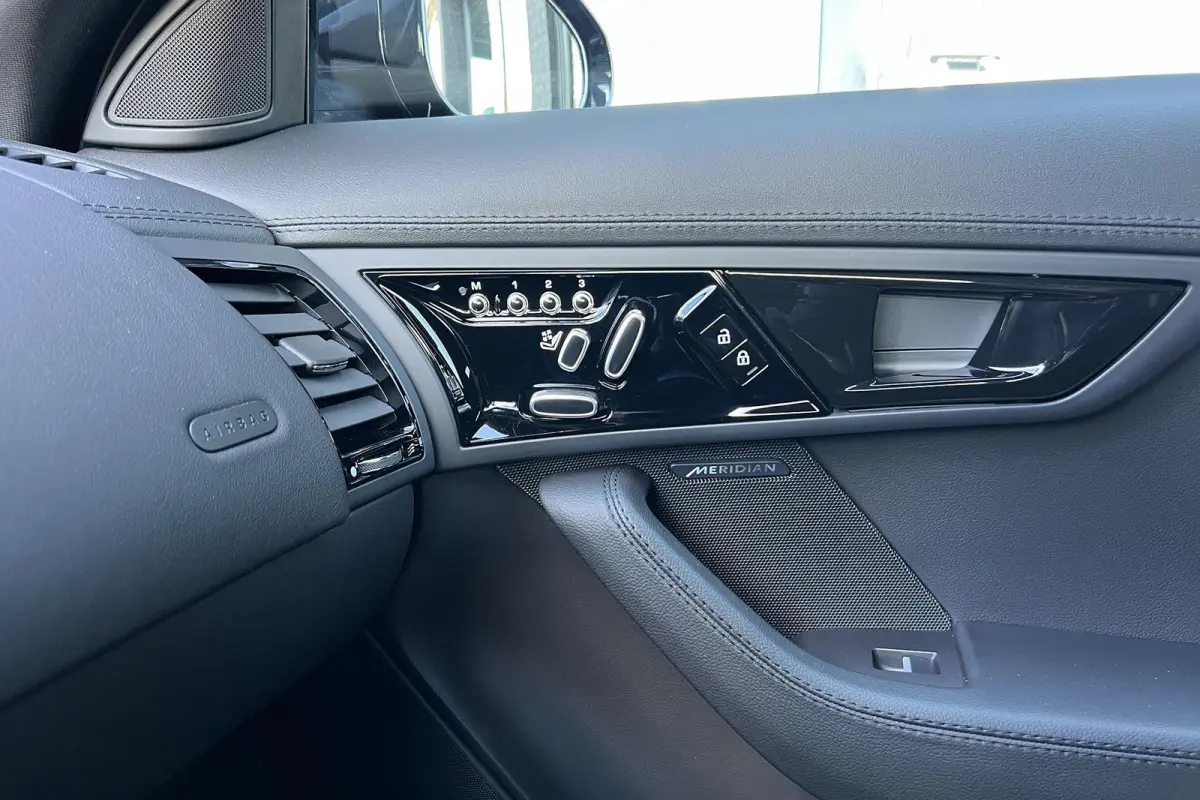P300 RWD I R-Dynamic I Dealer ond. I