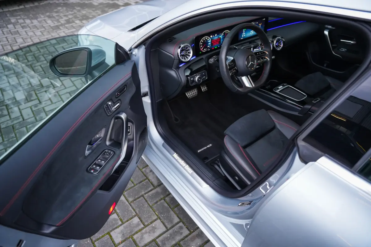 250 e 218 pk AMG Line / Pano-Dak/ Distronic/ AMG-line/Keyless/ Widescreen/ Stoel/Stuur.verw/ Head-Up/ Sfeerverl./  19''LMV